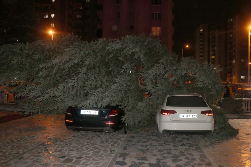 Kayseri'de şiddetli rüzgar ağaçları devirdi, çatıları uçurdu