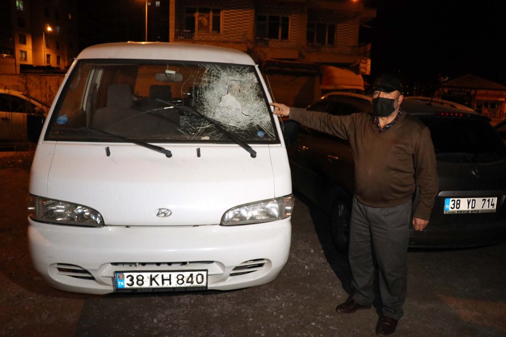 Kayseri'de şiddetli rüzgar ağaçları devirdi, çatıları uçurdu