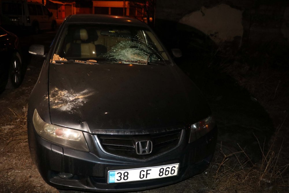 Kayseri'de şiddetli rüzgar ağaçları devirdi, çatıları uçurdu
