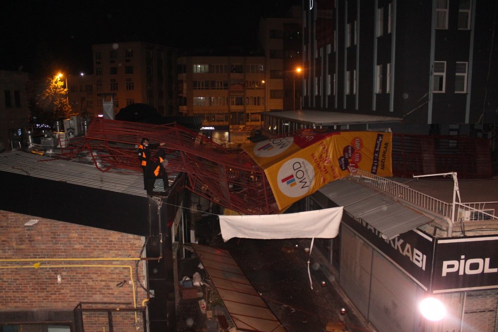 Kayseri'de şiddetli rüzgar ağaçları devirdi, çatıları uçurdu