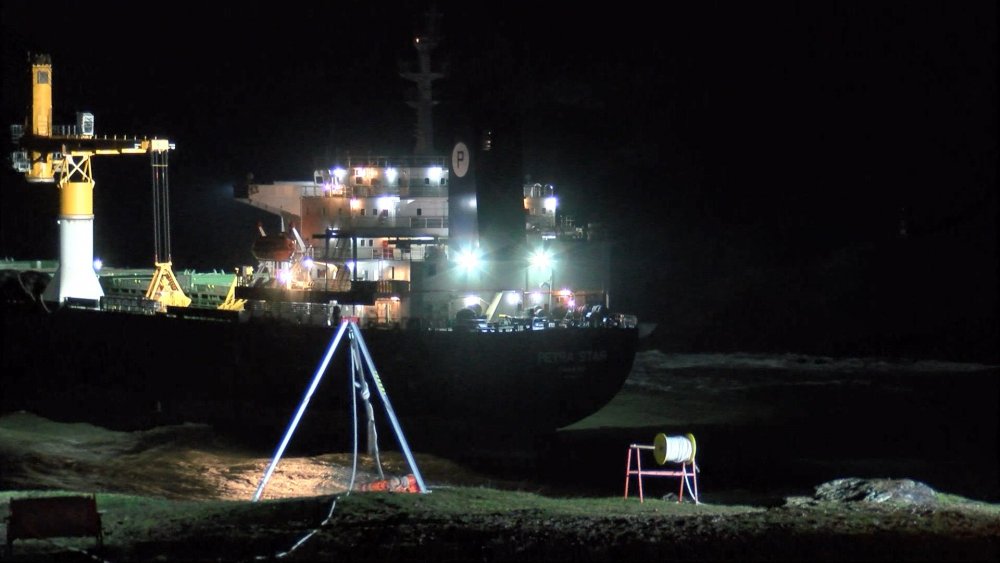 Riva açıklarında karaya oturan gemiden kurtarma çalışmalarına sabah devam edilecek
