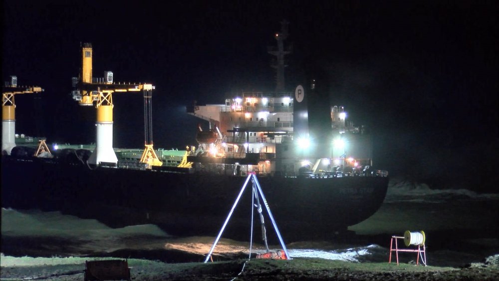 Riva açıklarında karaya oturan gemiden kurtarma çalışmalarına sabah devam edilecek