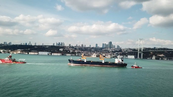 Riva'da sürüklenen gemi Ahırkapı'ya götürülmek üzere Boğaz'dan geçti