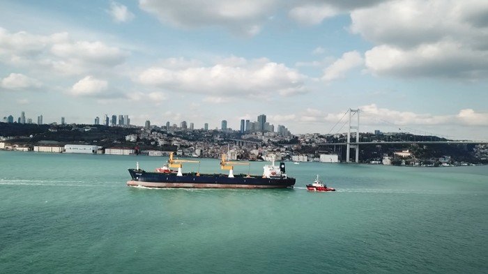 Riva'da sürüklenen gemi Ahırkapı'ya götürülmek üzere Boğaz'dan geçti
