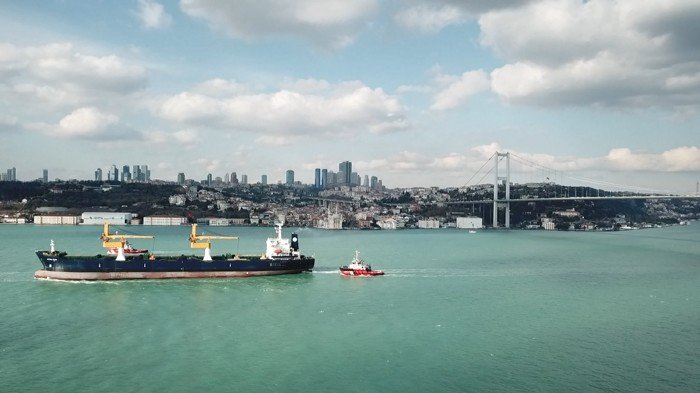 Riva'da sürüklenen gemi Ahırkapı'ya götürülmek üzere Boğaz'dan geçti