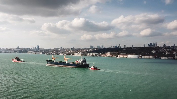 Riva'da sürüklenen gemi Ahırkapı'ya götürülmek üzere Boğaz'dan geçti