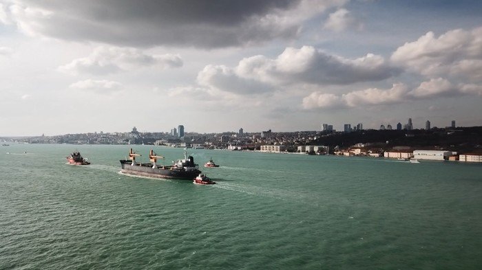 Riva'da sürüklenen gemi Ahırkapı'ya götürülmek üzere Boğaz'dan geçti