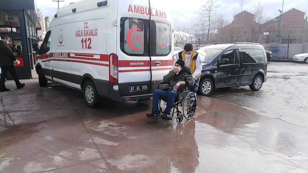 Sokak kedilerini beslerken darbedildi, hastaneye kaldırıldı.