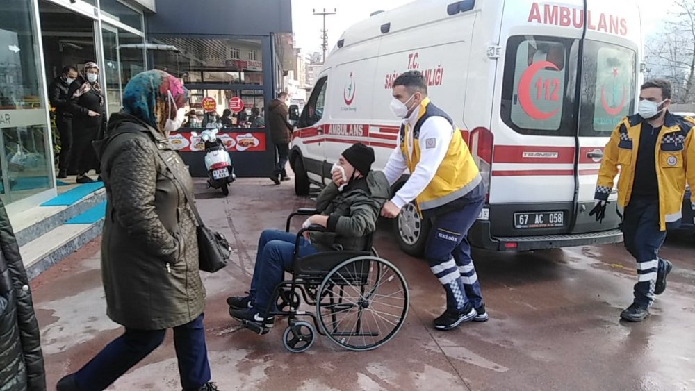 Sokak kedilerini beslerken darbedildi, hastaneye kaldırıldı.