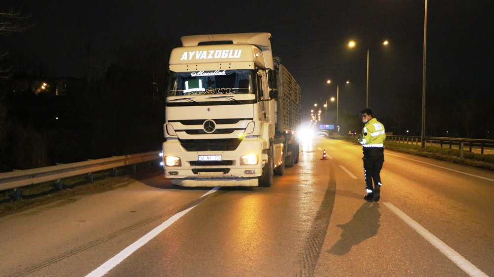 TIR'a çarpıp takla atan otomobilden çıkıp, yaya olarak kaçtılar