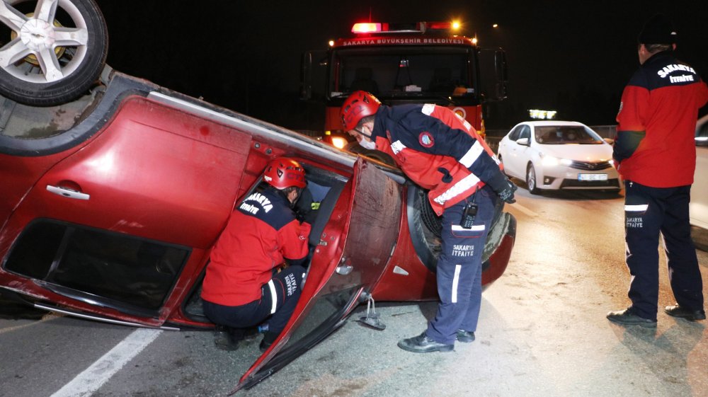 TIR'a çarpıp takla atan otomobilden çıkıp, yaya olarak kaçtılar