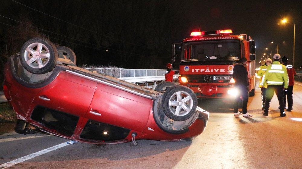 TIR'a çarpıp takla atan otomobilden çıkıp, yaya olarak kaçtılar