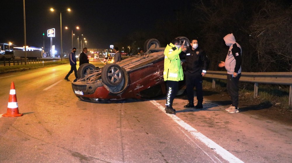 TIR'a çarpıp takla atan otomobilden çıkıp, yaya olarak kaçtılar