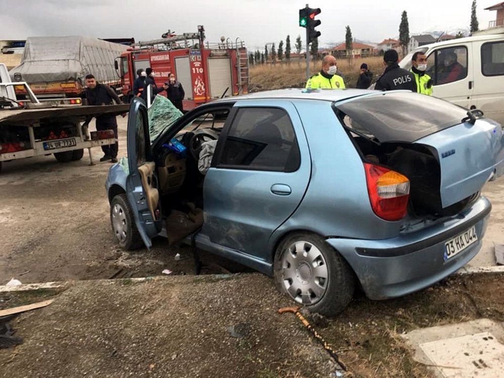 TIR'la çarpışan otomobildeki karı- kocayı ölüm ayırdı