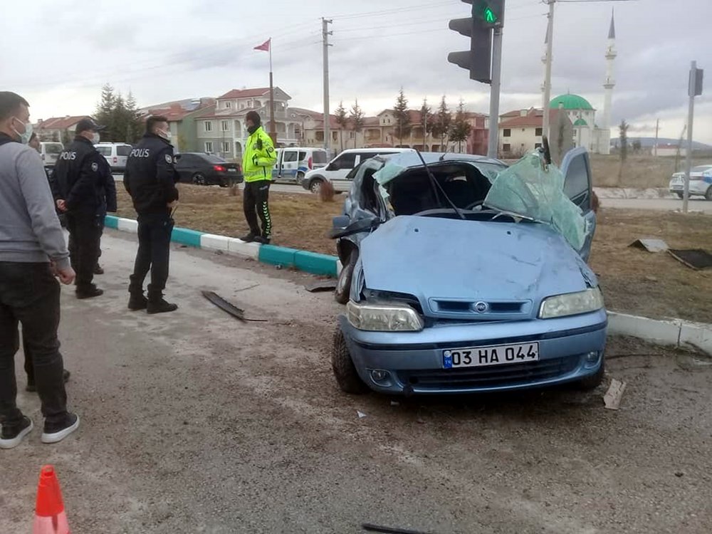 TIR'la çarpışan otomobildeki karı- kocayı ölüm ayırdı