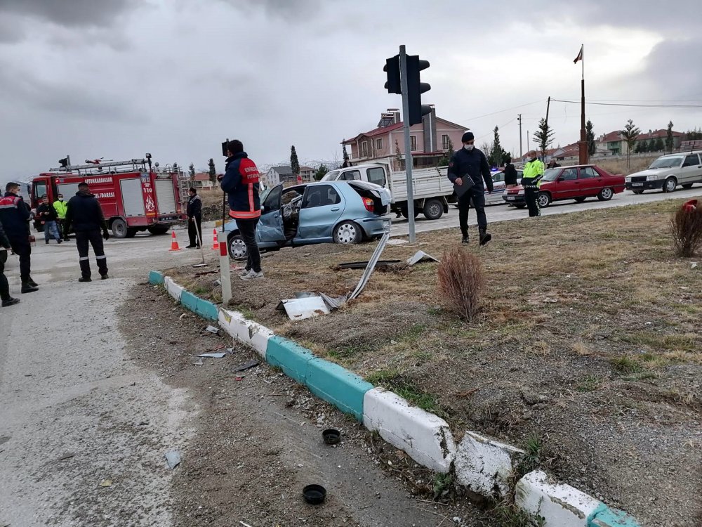 TIR'la çarpışan otomobildeki karı- kocayı ölüm ayırdı