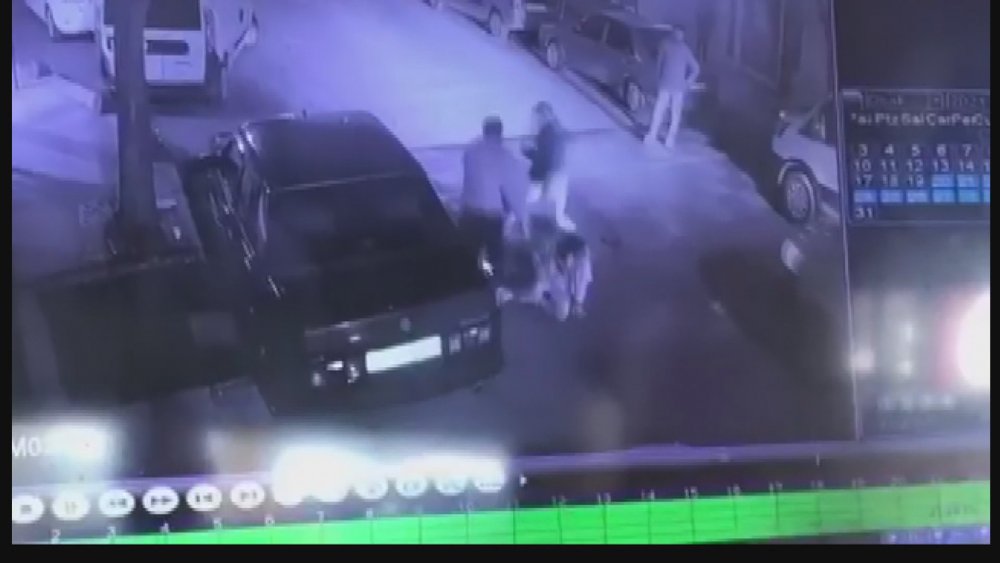 Bağcılar'da bir kişi sokak ortasında bıçaklı saldırıya uğradı, O anlar kameralara yansıdı
