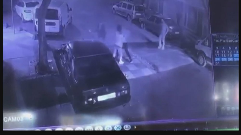 Bağcılar'da bir kişi sokak ortasında bıçaklı saldırıya uğradı, O anlar kameralara yansıdı