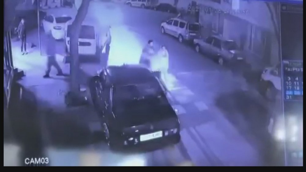 Bağcılar'da bir kişi sokak ortasında bıçaklı saldırıya uğradı, O anlar kameralara yansıdı
