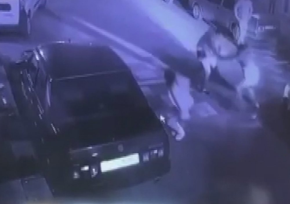 Bağcılar'da bir kişi sokak ortasında bıçaklı saldırıya uğradı, O anlar kameralara yansıdı