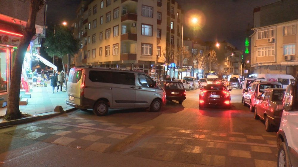Bağcılar'da bir kişi sokak ortasında bıçaklı saldırıya uğradı, O anlar kameralara yansıdı