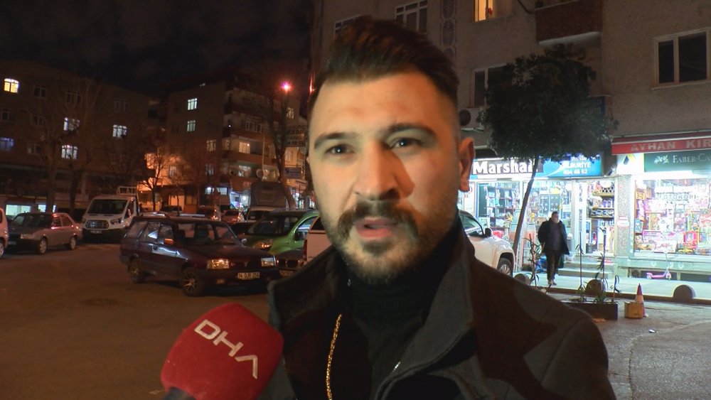 Bağcılar'da bir kişi sokak ortasında bıçaklı saldırıya uğradı, O anlar kameralara yansıdı