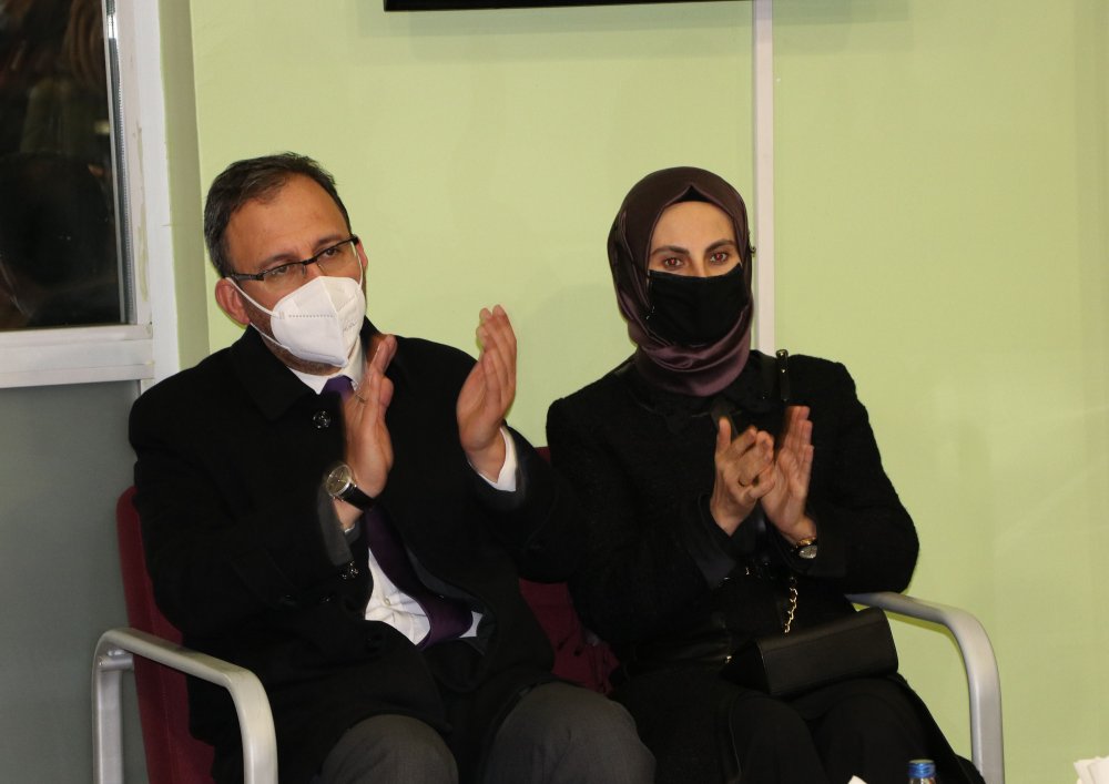 Bakan Kasapoğlu, Vanlı halk ozanının söylediği Kürtçe uzun havayı dinledi
