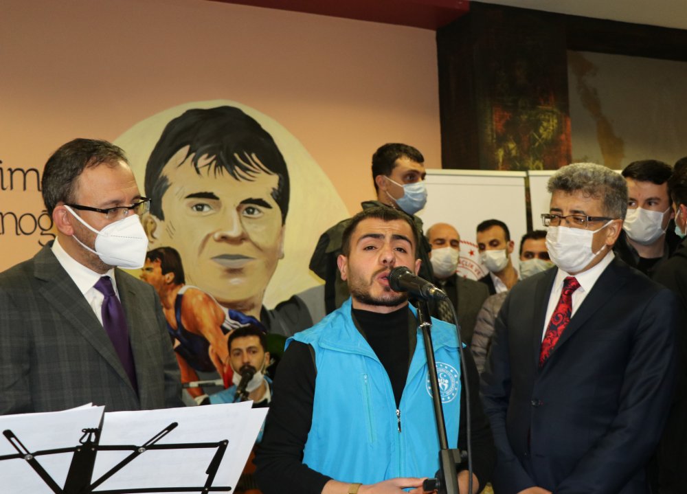 Bakan Kasapoğlu, Vanlı halk ozanının söylediği Kürtçe uzun havayı dinledi