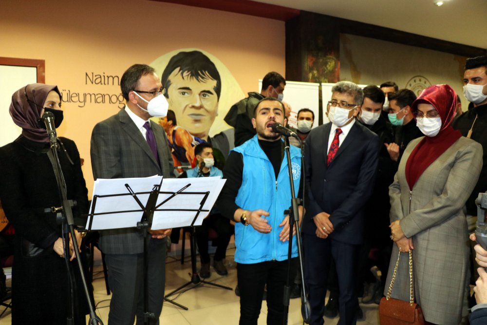 Bakan Kasapoğlu, Vanlı halk ozanının söylediği Kürtçe uzun havayı dinledi