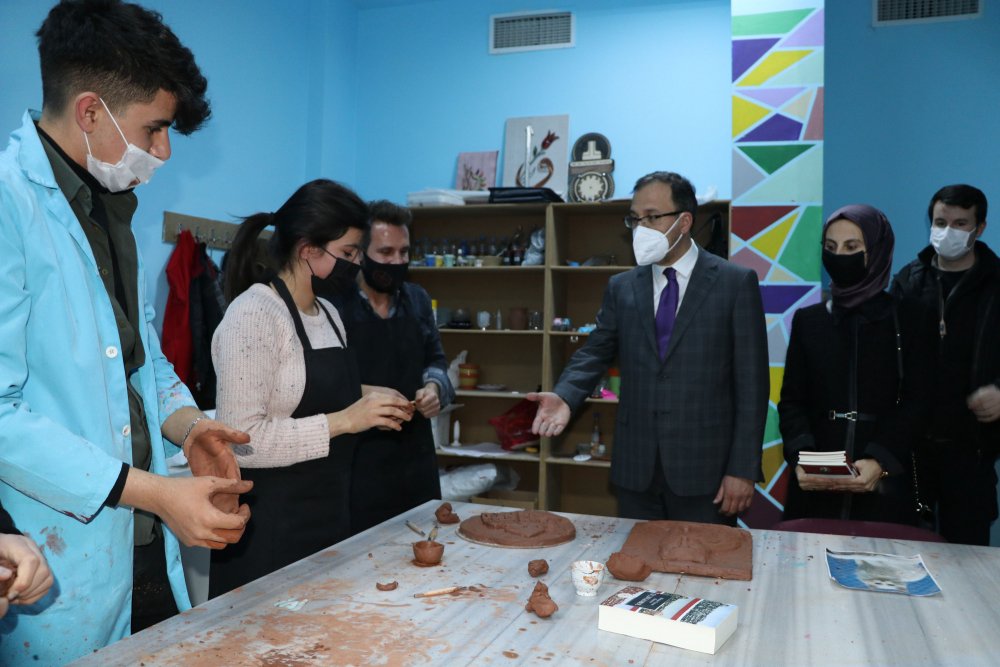 Bakan Kasapoğlu, Vanlı halk ozanının söylediği Kürtçe uzun havayı dinledi
