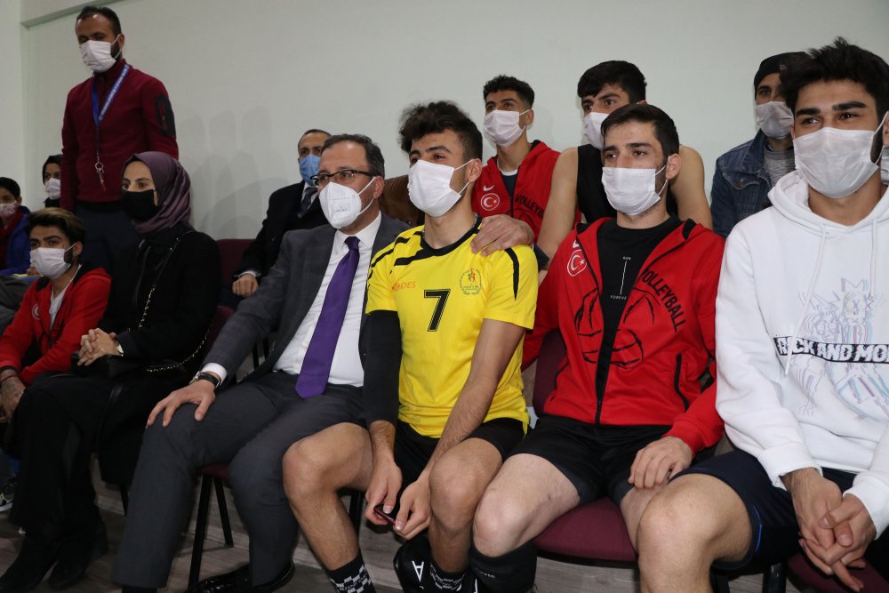 Bakan Kasapoğlu, Vanlı halk ozanının söylediği Kürtçe uzun havayı dinledi