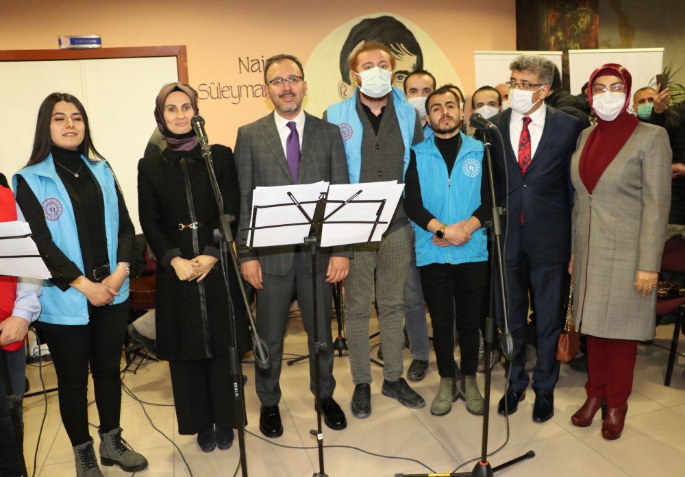 Bakan Kasapoğlu, Vanlı halk ozanının söylediği Kürtçe uzun havayı dinledi