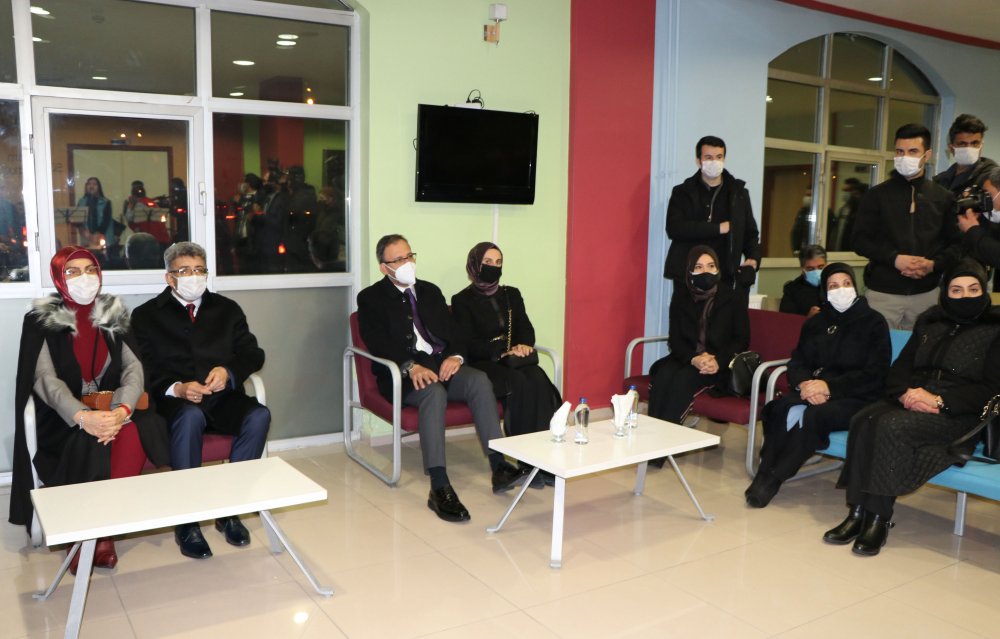 Bakan Kasapoğlu, Vanlı halk ozanının söylediği Kürtçe uzun havayı dinledi