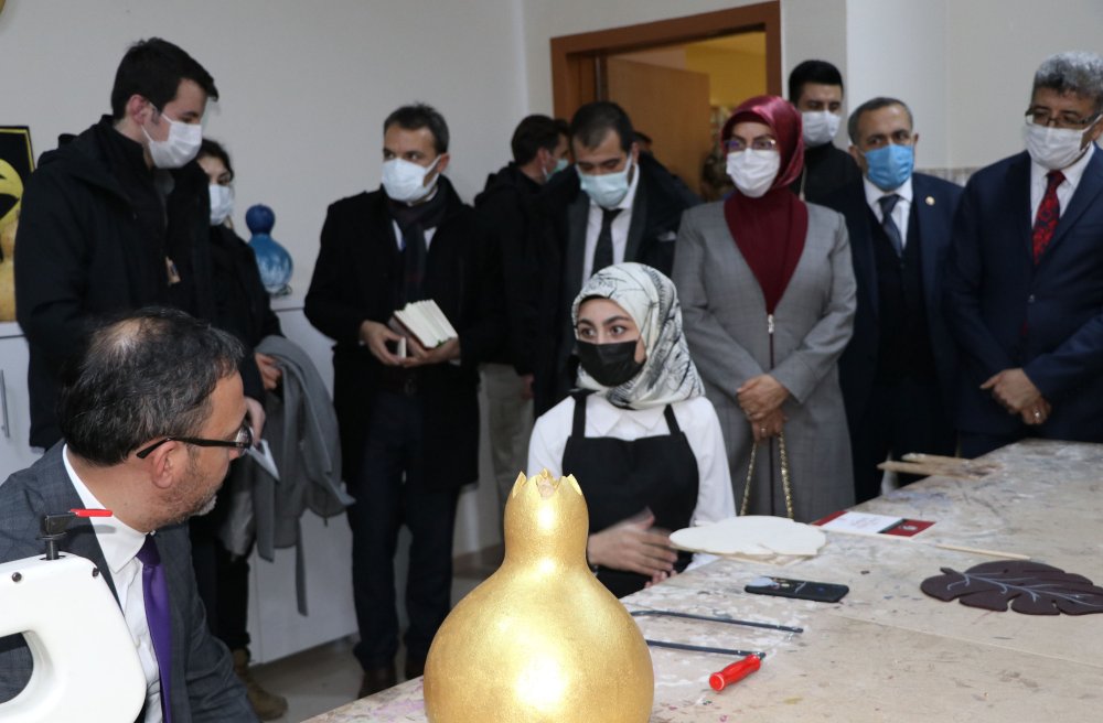 Bakan Kasapoğlu, Vanlı halk ozanının söylediği Kürtçe uzun havayı dinledi