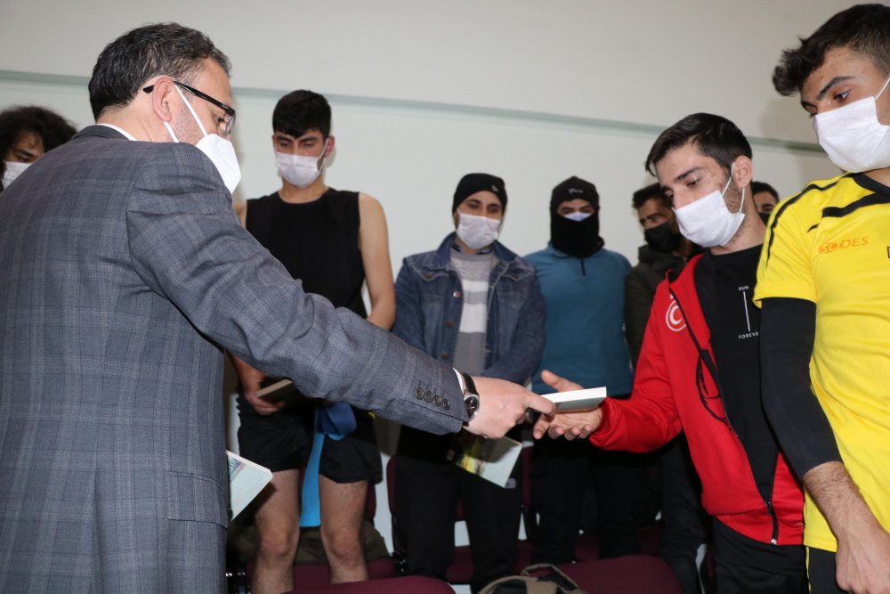 Bakan Kasapoğlu, Vanlı halk ozanının söylediği Kürtçe uzun havayı dinledi