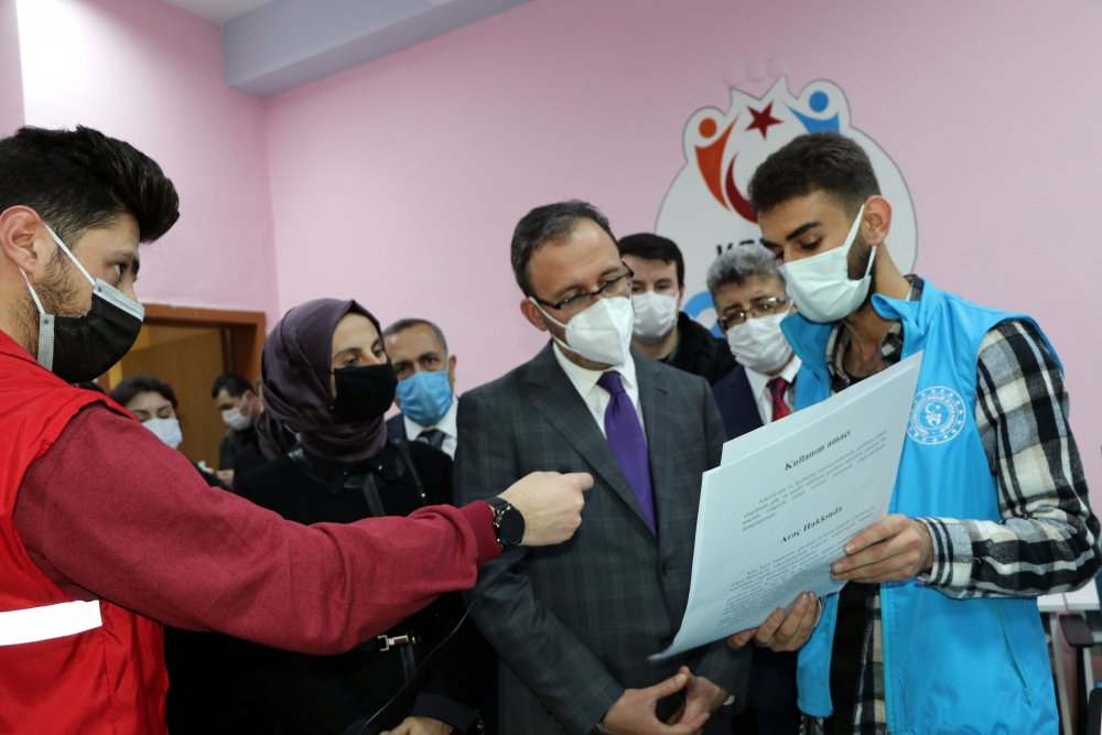 Bakan Kasapoğlu, Vanlı halk ozanının söylediği Kürtçe uzun havayı dinledi