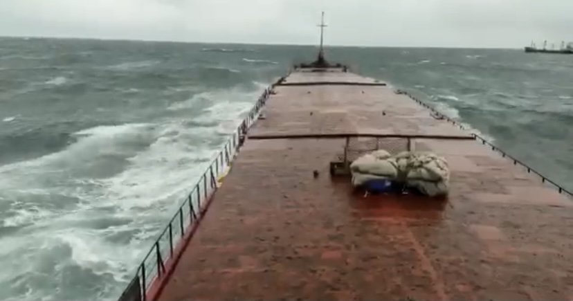 Bartın'da batan geminin dalgalarda kırılma anı görüntüleri ortaya çıktı