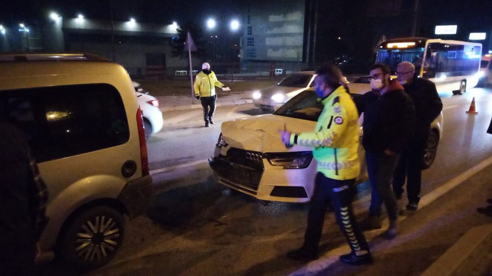 Bursa'da, 1'i ambulans 7 aracın karıştığı zincirleme kaza