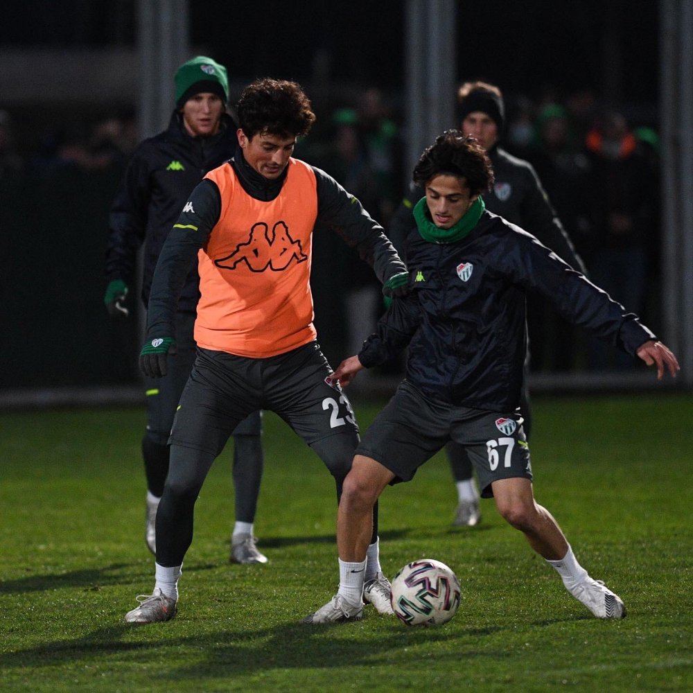 Bursaspor taraftarından meşaleli destek