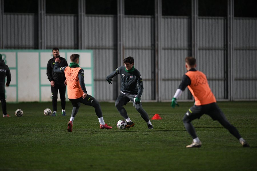 Bursaspor taraftarından meşaleli destek