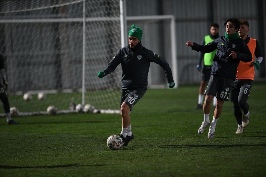 Bursaspor taraftarından meşaleli destek