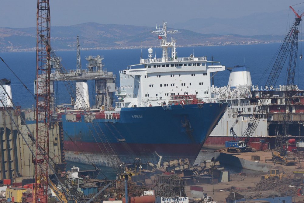 Foça'da çevre faciası yaratan gemi kaptanı ve sahibi için hapis cezası istendi