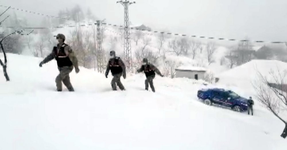 Jandarma, yaşlı adamın çatısındaki karı temizledi
