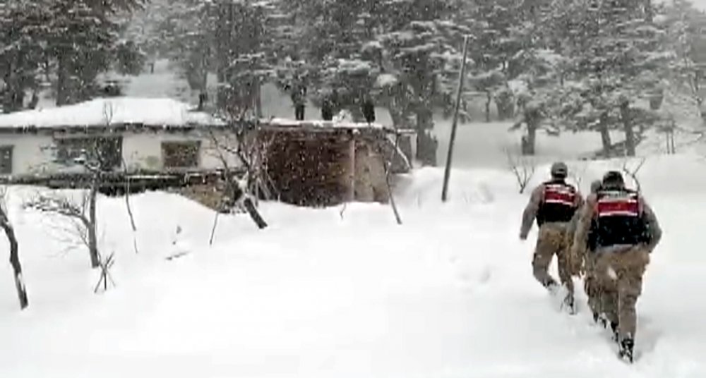 Jandarma, yaşlı adamın çatısındaki karı temizledi