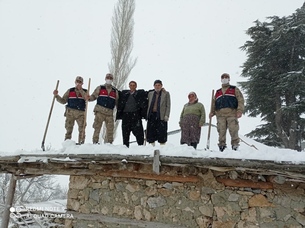 Jandarma, yaşlı adamın çatısındaki karı temizledi