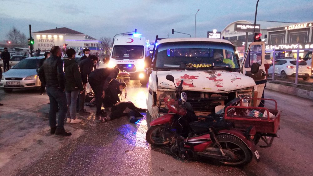Kamyonetle çarpışan engelli aracının sürücüsü yaralandı, eşi öldü