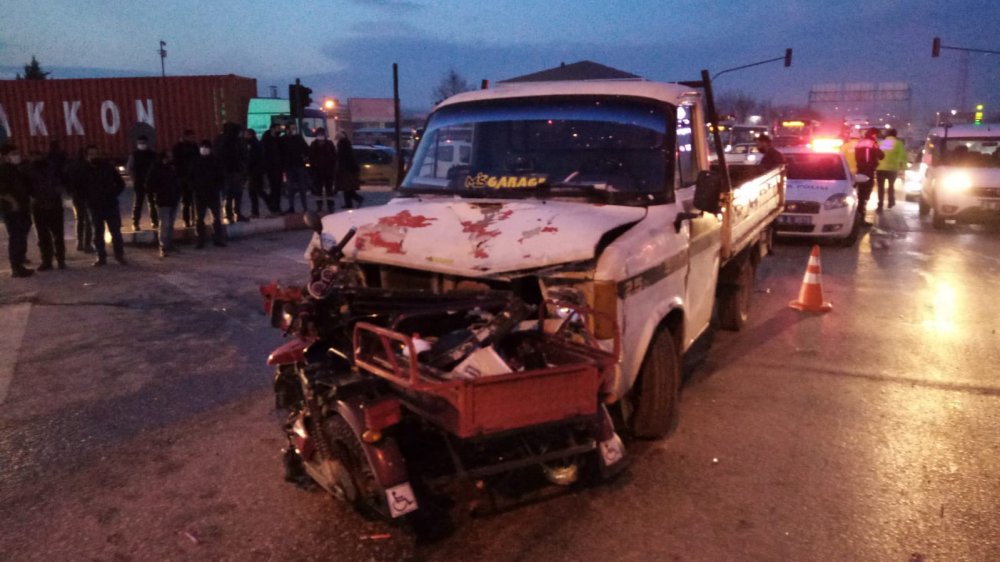 Kamyonetle çarpışan engelli aracının sürücüsü yaralandı, eşi öldü