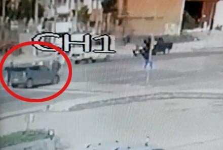 Kırmızı ışıkta geçen otomobilin yaşlı adama çarptığı anlar kameralara yansıdı
