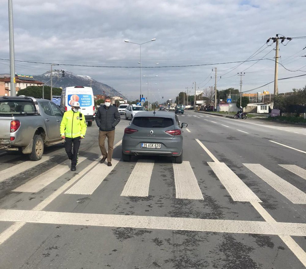 Kırmızı ışıkta geçen otomobilin yaşlı adama çarptığı anlar kameralara yansıdı