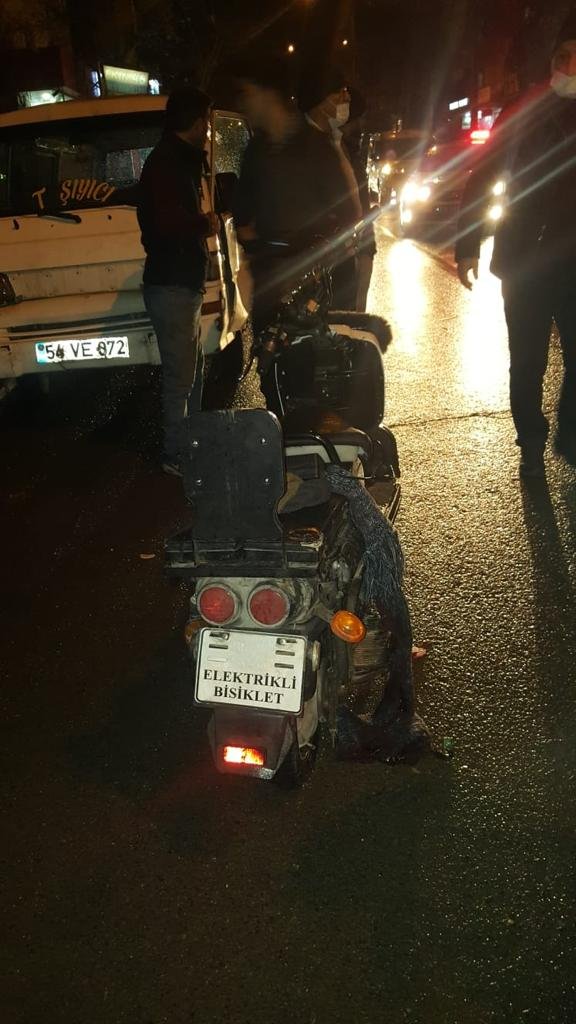 Minibüsün kapısına çarpıp devrilen bisikletli, otobüsün altında kaldı